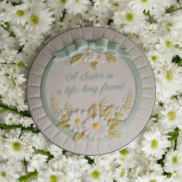 Treasures of the Heart “A Sister Is a Life-Long Friend” Box Japan – Chip on Base - Picture 1 of 4